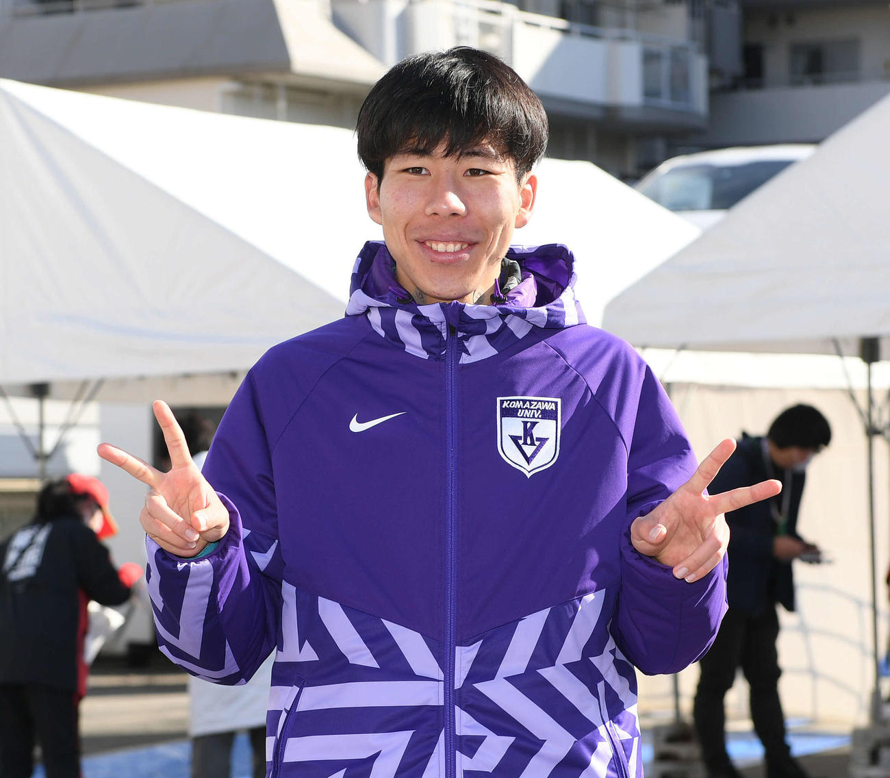 2区区間賞の駒大・田沢は笑顔でポーズを決める（撮影・滝沢徹郎）