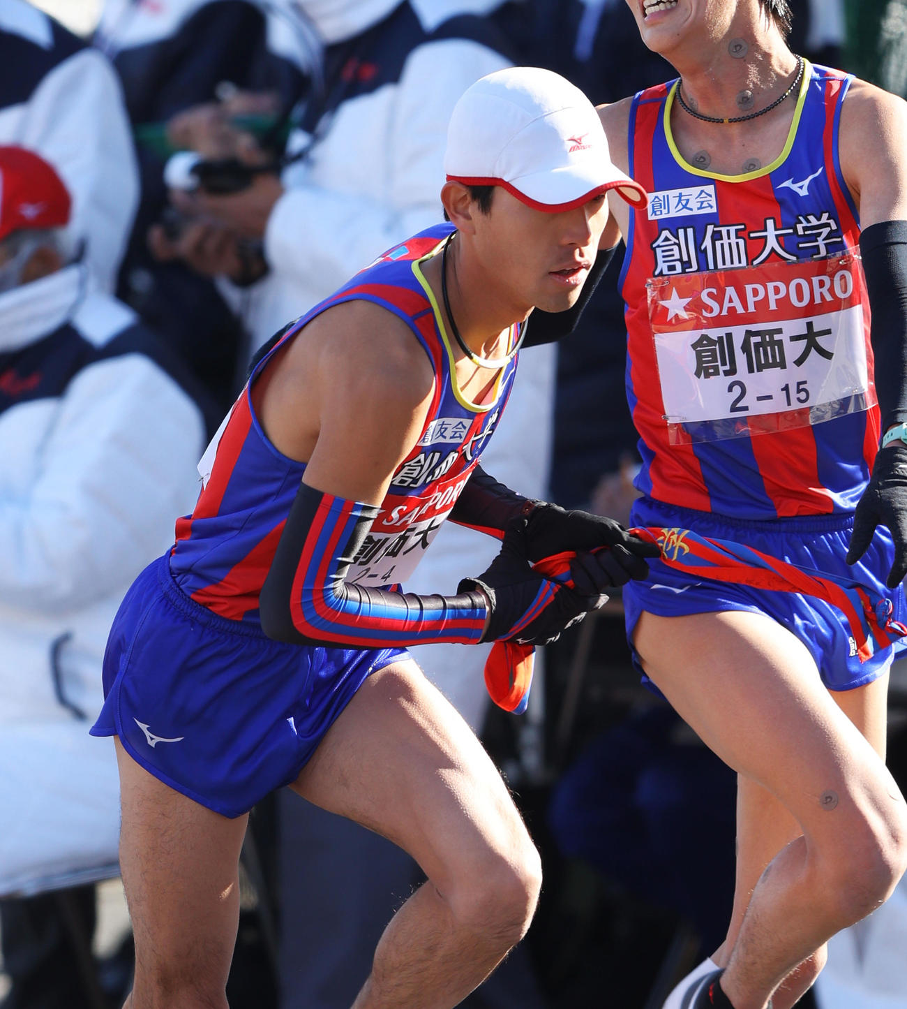 平塚中継所をスタートする創価大4区嶋津（撮影・河田真司）