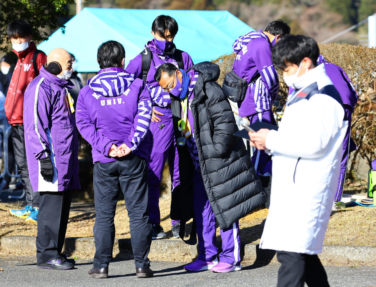 往路を3位で終え首をかしげる駒大・大八木監督（中央）（撮影・垰建太）