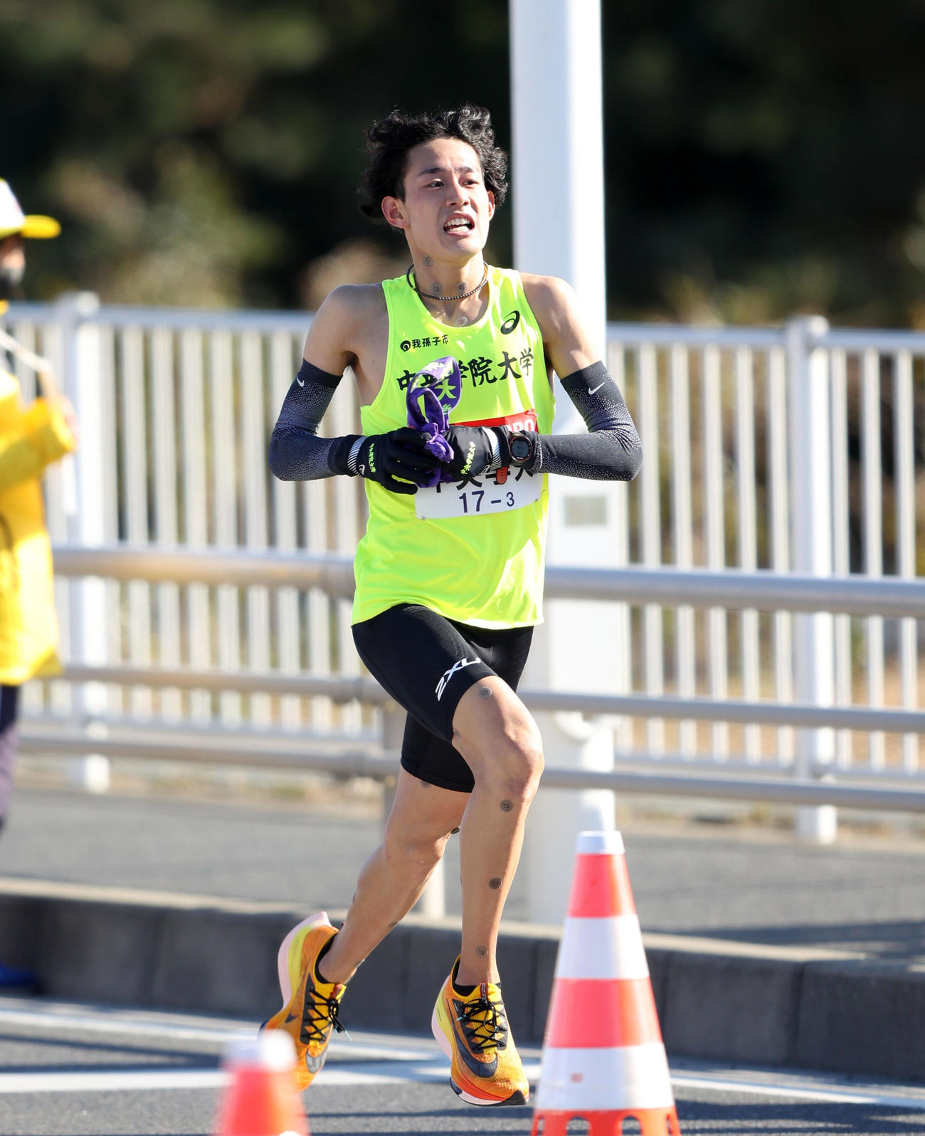 平塚中継所手前を力走する中央学院大3区武川（撮影・河田真司）