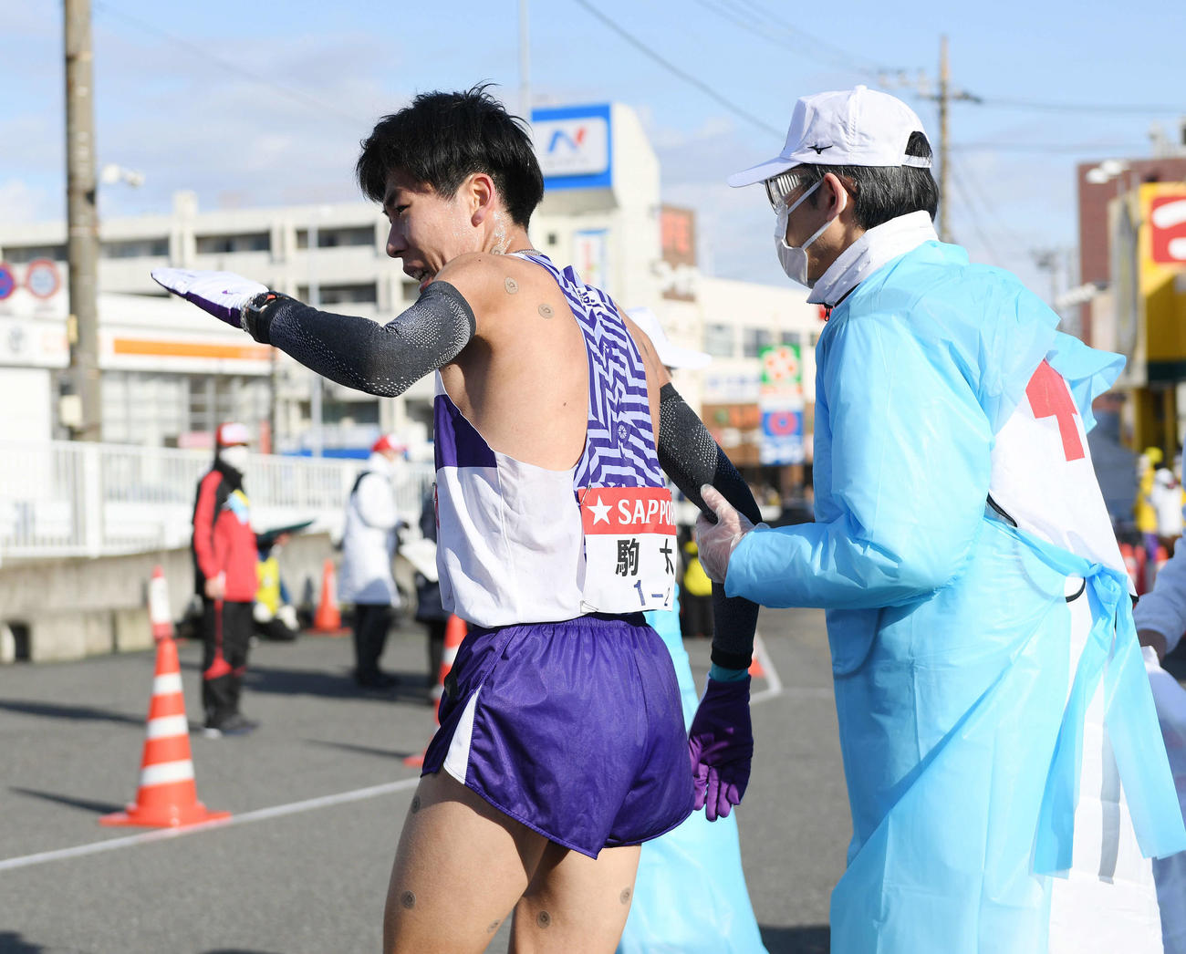 2区区間賞の駒大・田沢は大八木監督のねぎらいの言葉に手を上げて応える（撮影・滝沢徹郎）