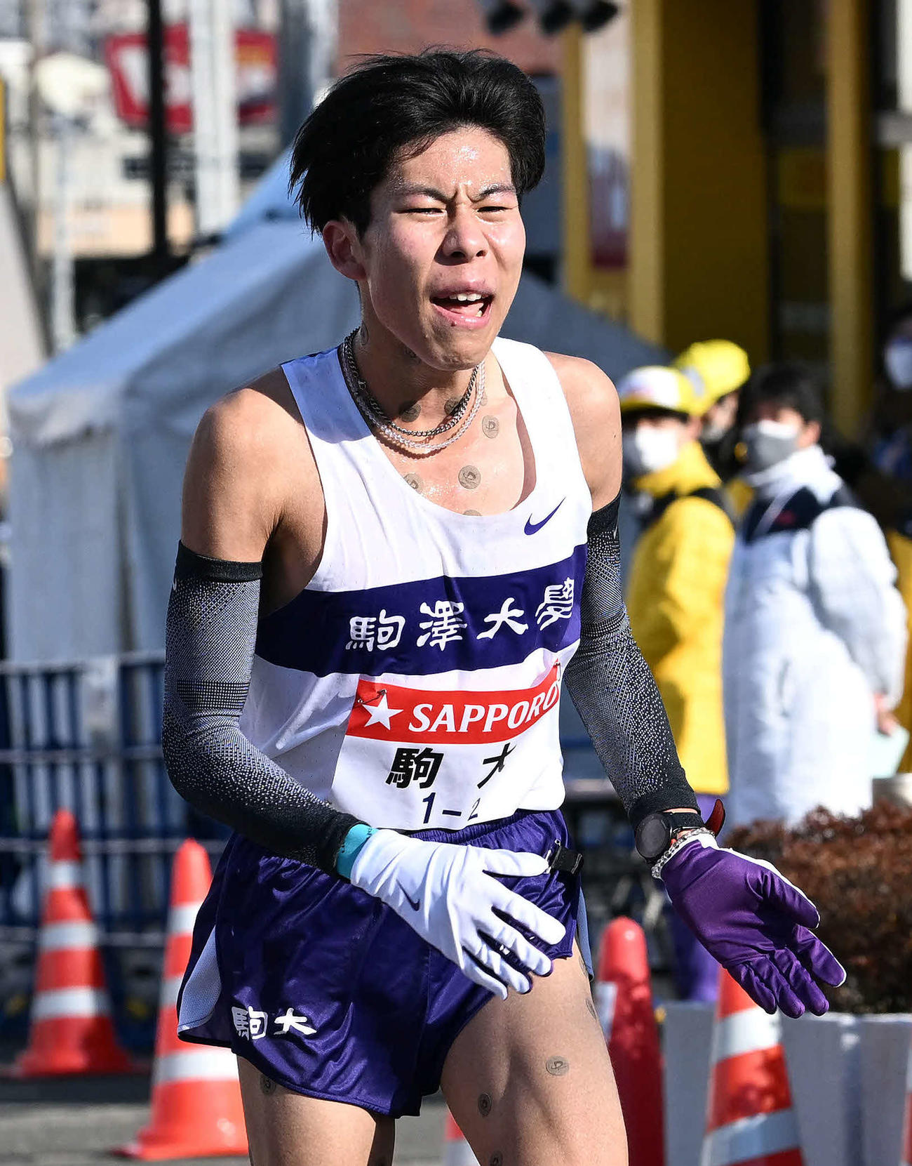 戸塚中継所へ到着した駒大2区田沢（撮影・滝沢徹郎）