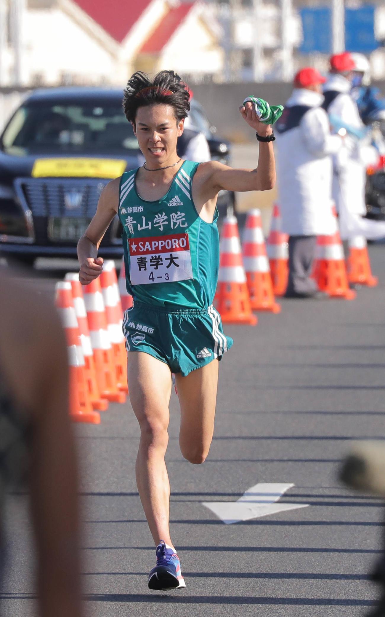 平塚中継所トップでタスキをつなぐ青学大3区の太田（代表撮影）
