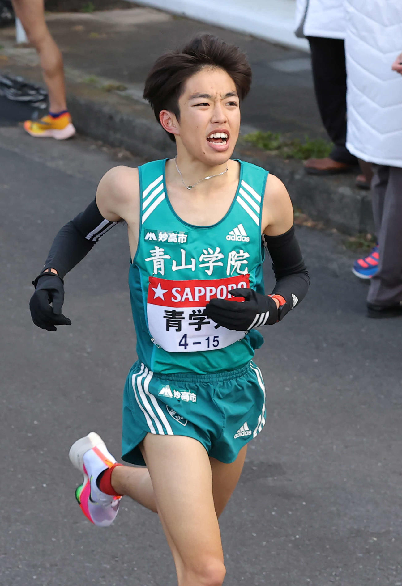 5位でたすきをつないだ青学大1区志貴（撮影・河野匠）