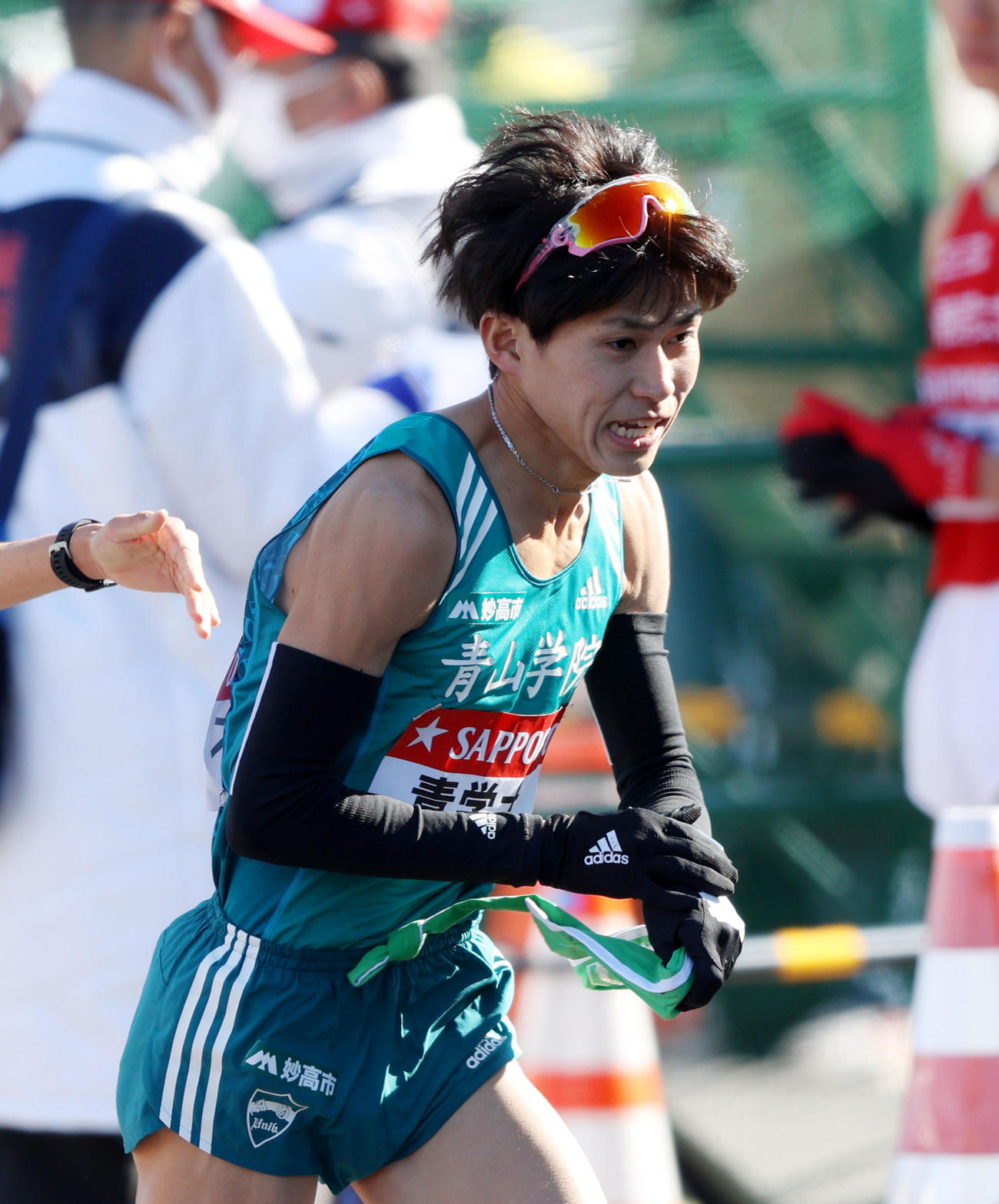 平塚中継所から走り出す青学大4区飯田（撮影・河田真司）