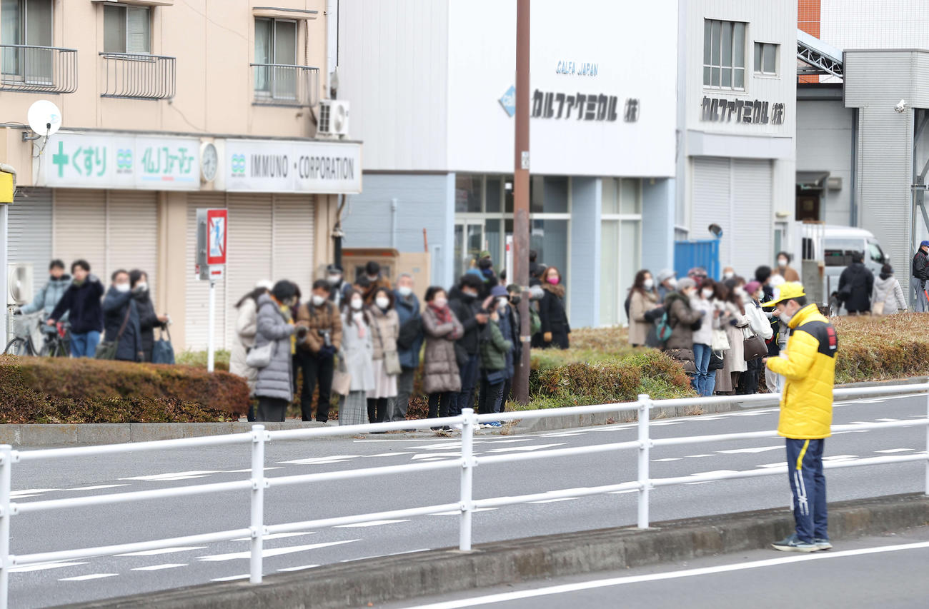 往路の鶴見中継所の対岸から声援を送る人たち（撮影・河野匠）