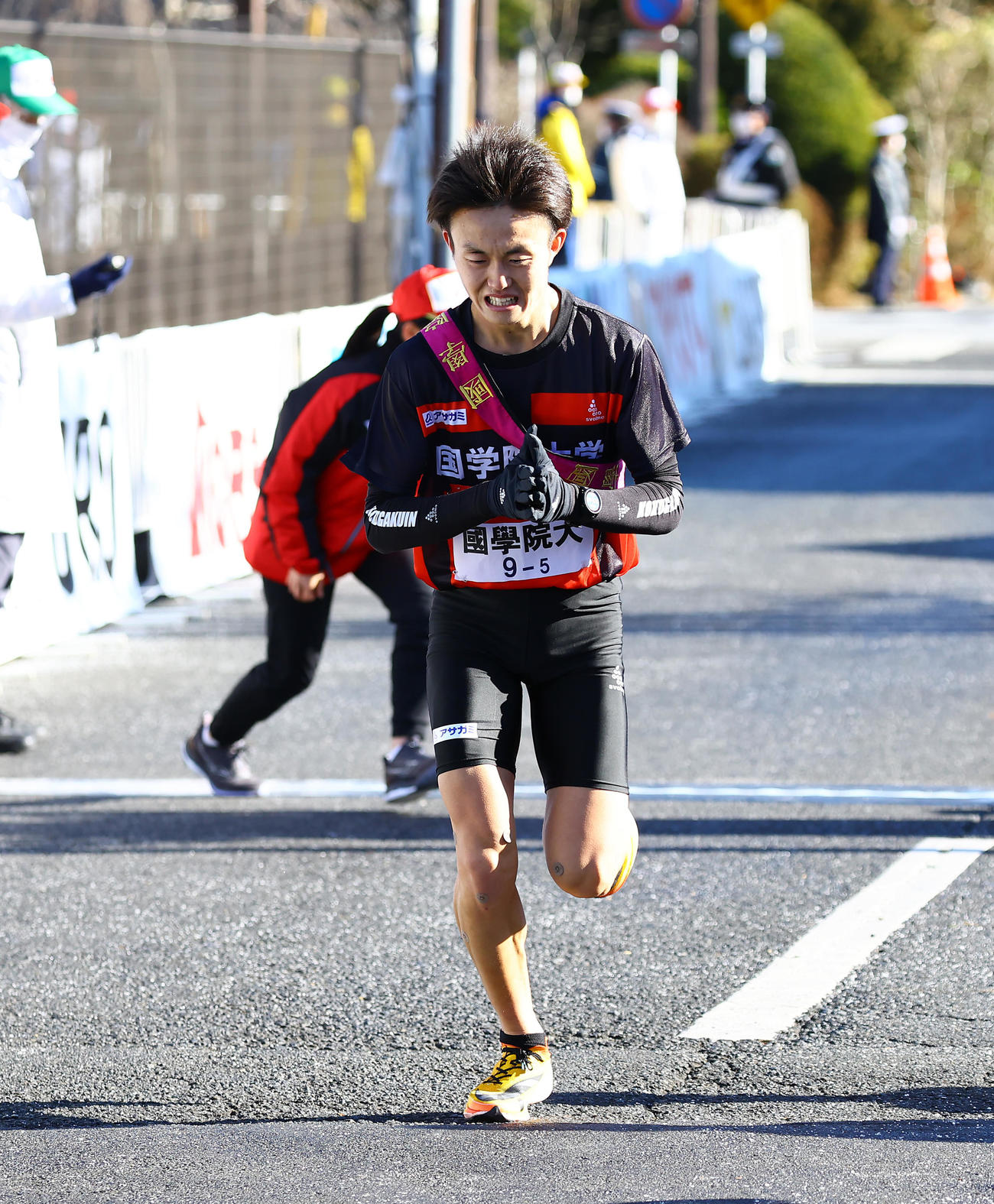 往路を4着でゴールする国学院大5区殿地（撮影・垰建太）