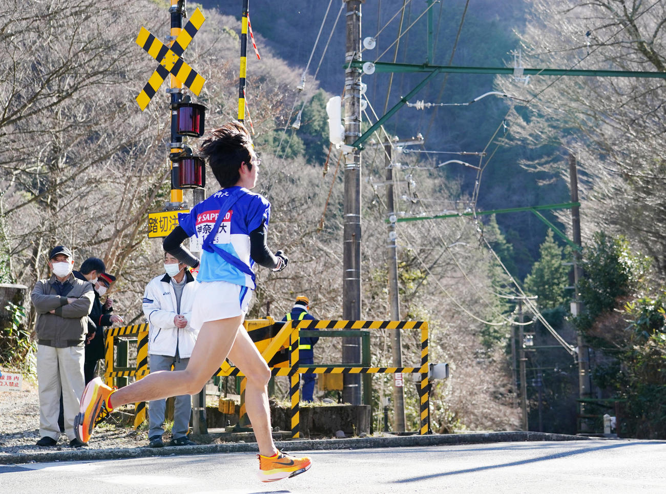 小涌谷踏切を通過する神奈川大5区山崎（撮影・菅敏）