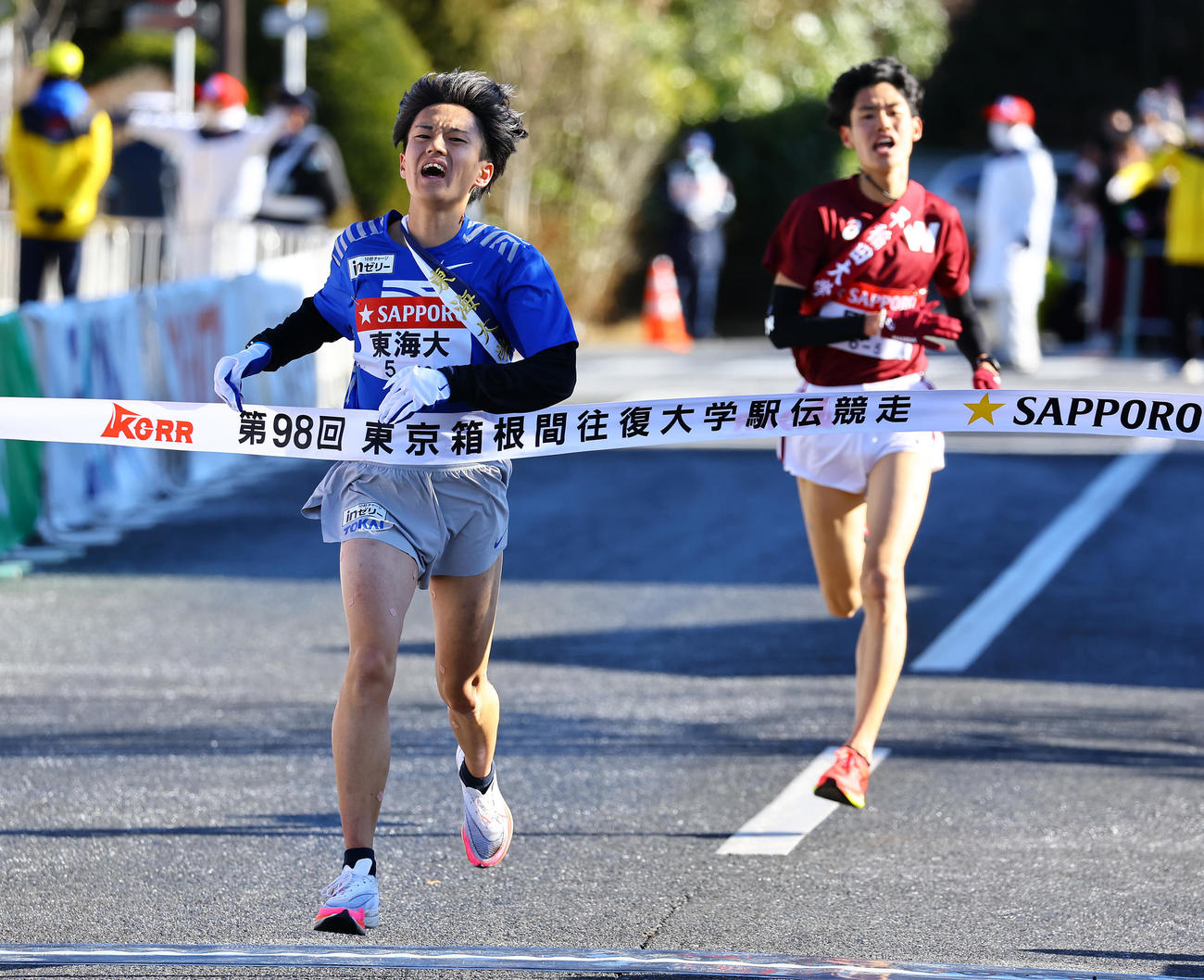 往路を10着でゴールする東海大5区吉田。後方は早大5区伊藤（撮影・垰建太）