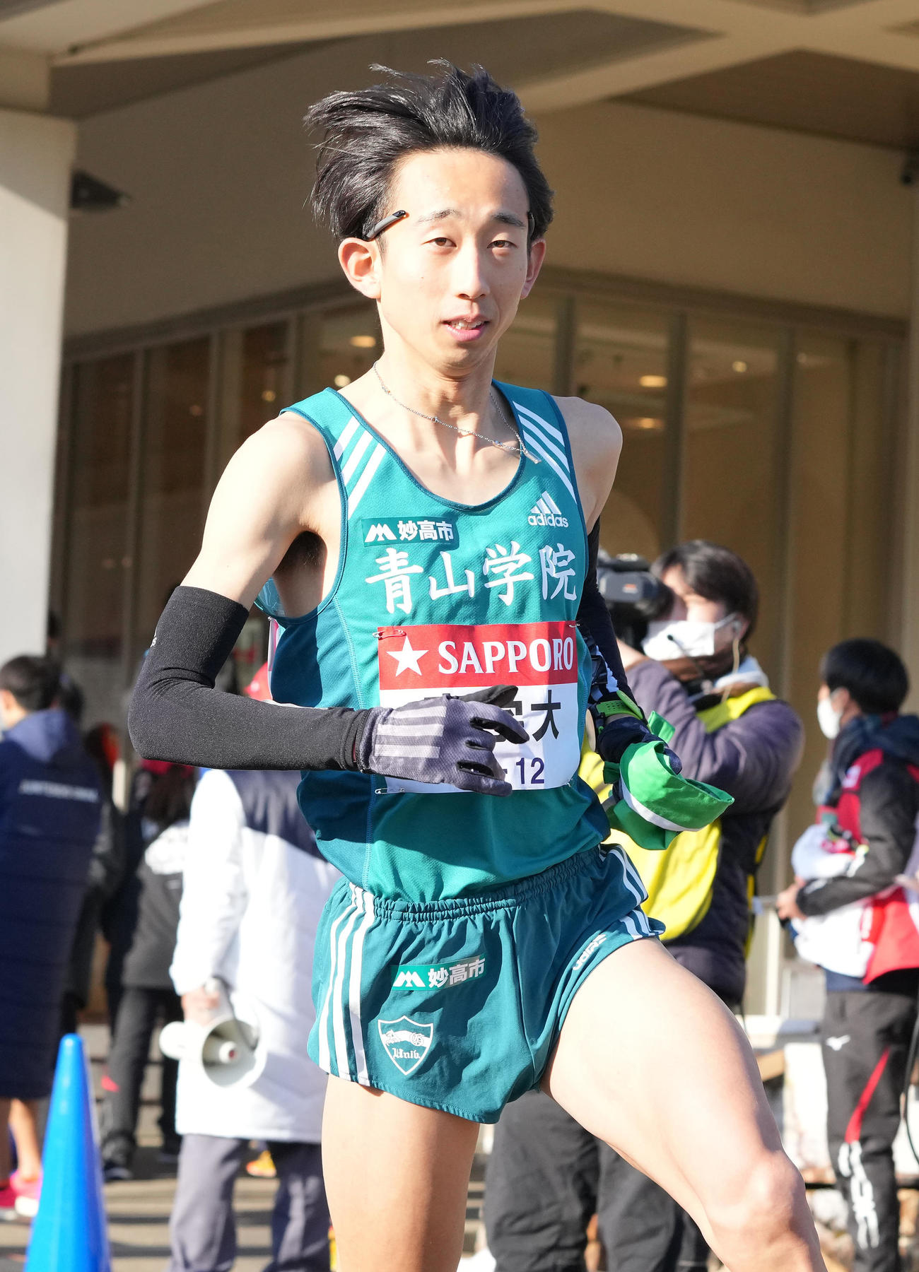 小田原中継所を出発する青学大7区岸本（撮影・鈴木みどり）