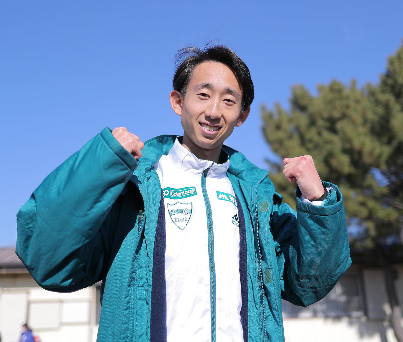 区間賞を決めガッツポーズする青学大7区岸本（撮影・河田真司）