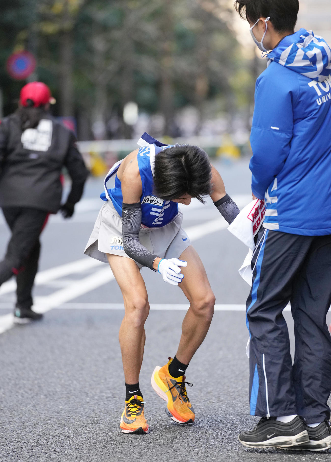 11位でゴールし、うなだれる東海大10区吉冨（撮影・菅敏）