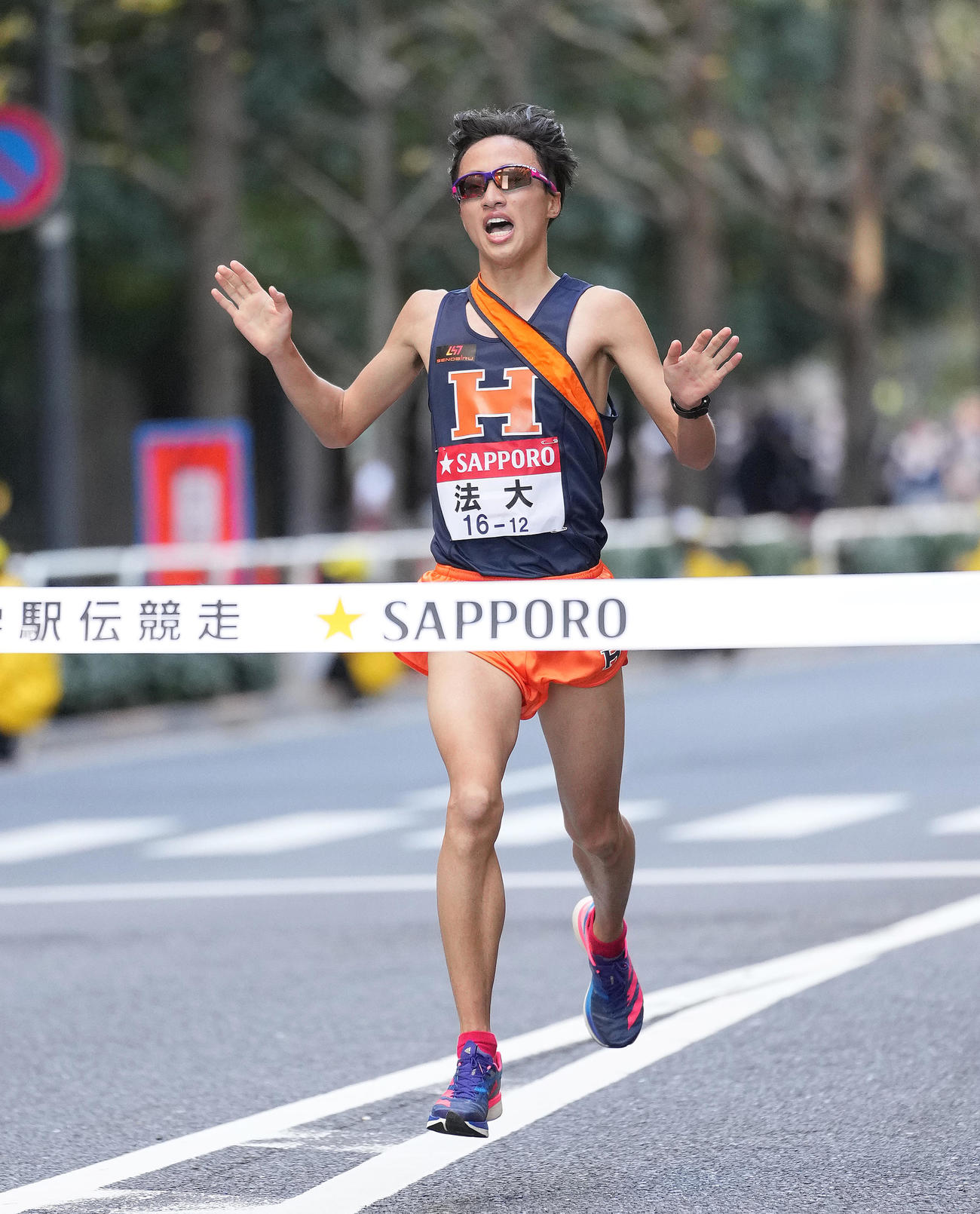 10位でゴールする法大10区川上（撮影・菅敏）