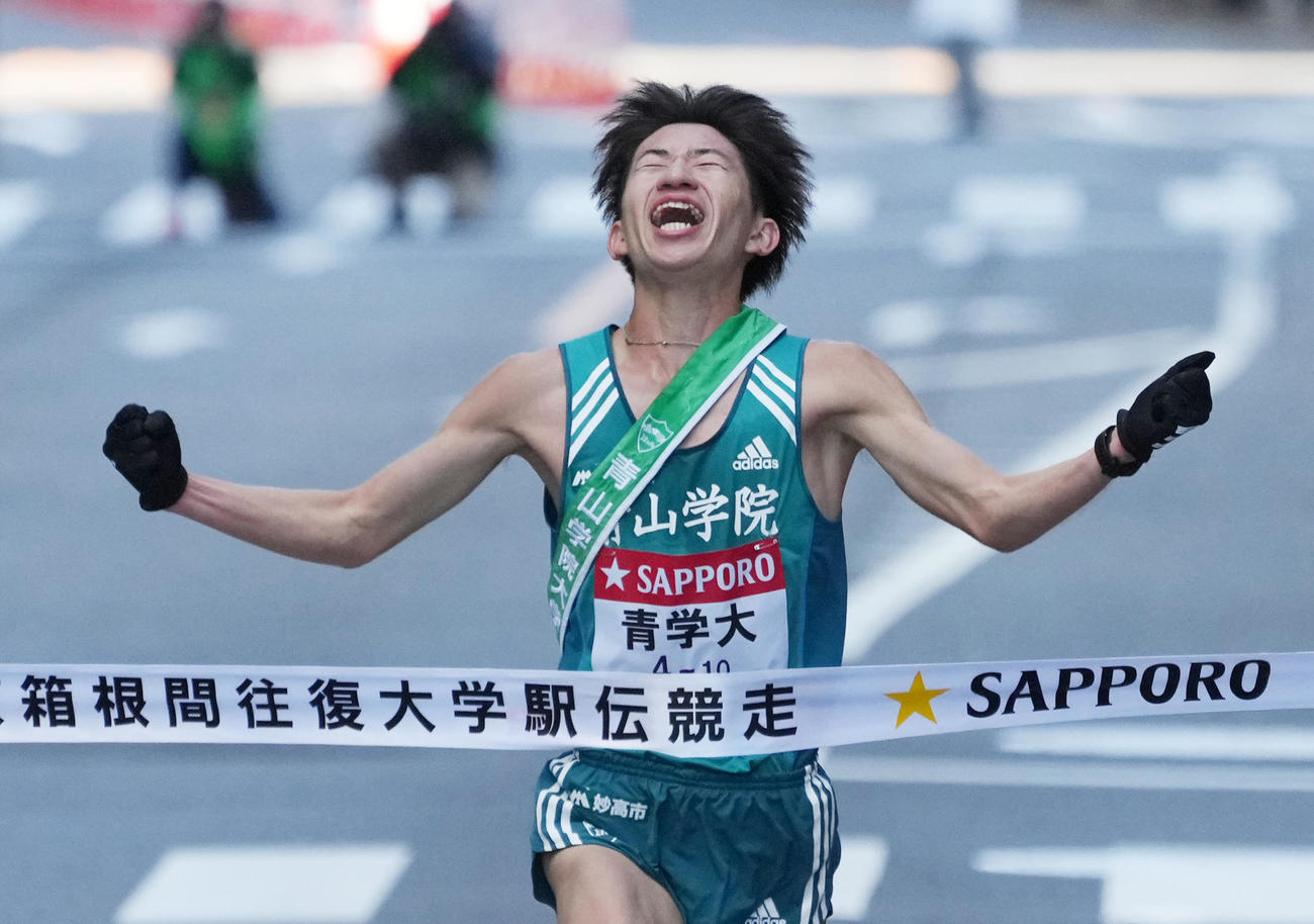 大会新記録で総合優勝を決め、笑顔でゴールテープを切る青学大アンカーの中倉（代表撮影）