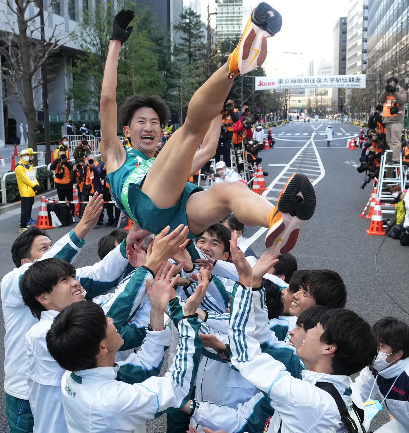 大会新記録で総合優勝を決め、胴上げされる青学大アンカーの中倉（上）（代表撮影）