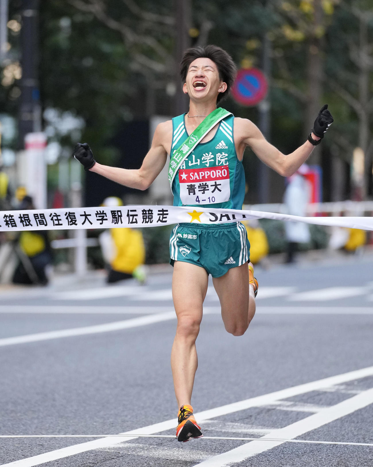 総合優勝し、ガッツポーズでゴールする青学大10区中倉（撮影・菅敏）