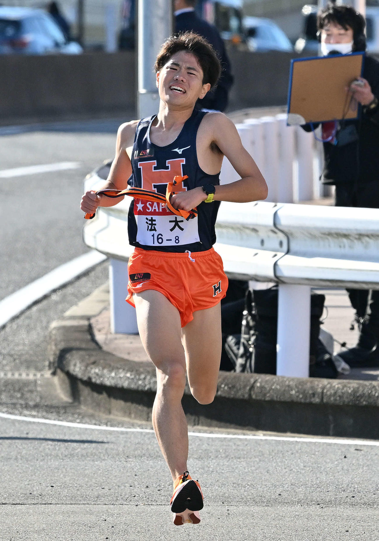 戸塚中継所で力走する法大8区稲毛（撮影・滝沢徹郎）