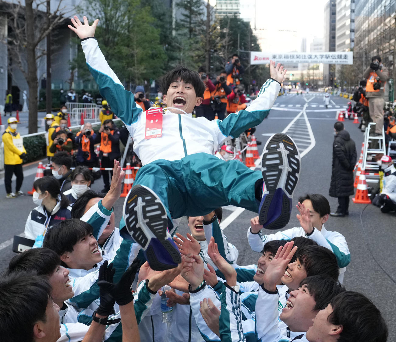 大会新記録で総合優勝を決め、胴上げされる青学大の飯田主将（上）（代表撮影）