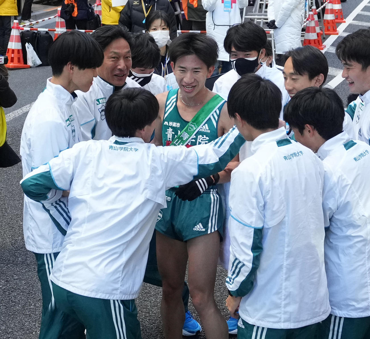 青学大アンカーの中倉（中央）と喜び合う原監督（左から2人目）やチームメートら（代表撮影）