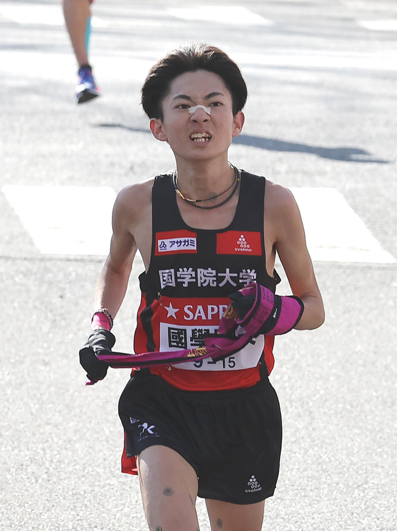 鶴見中継所に向かってラストスパートをかける国学院大9区平林（撮影・河野匠）