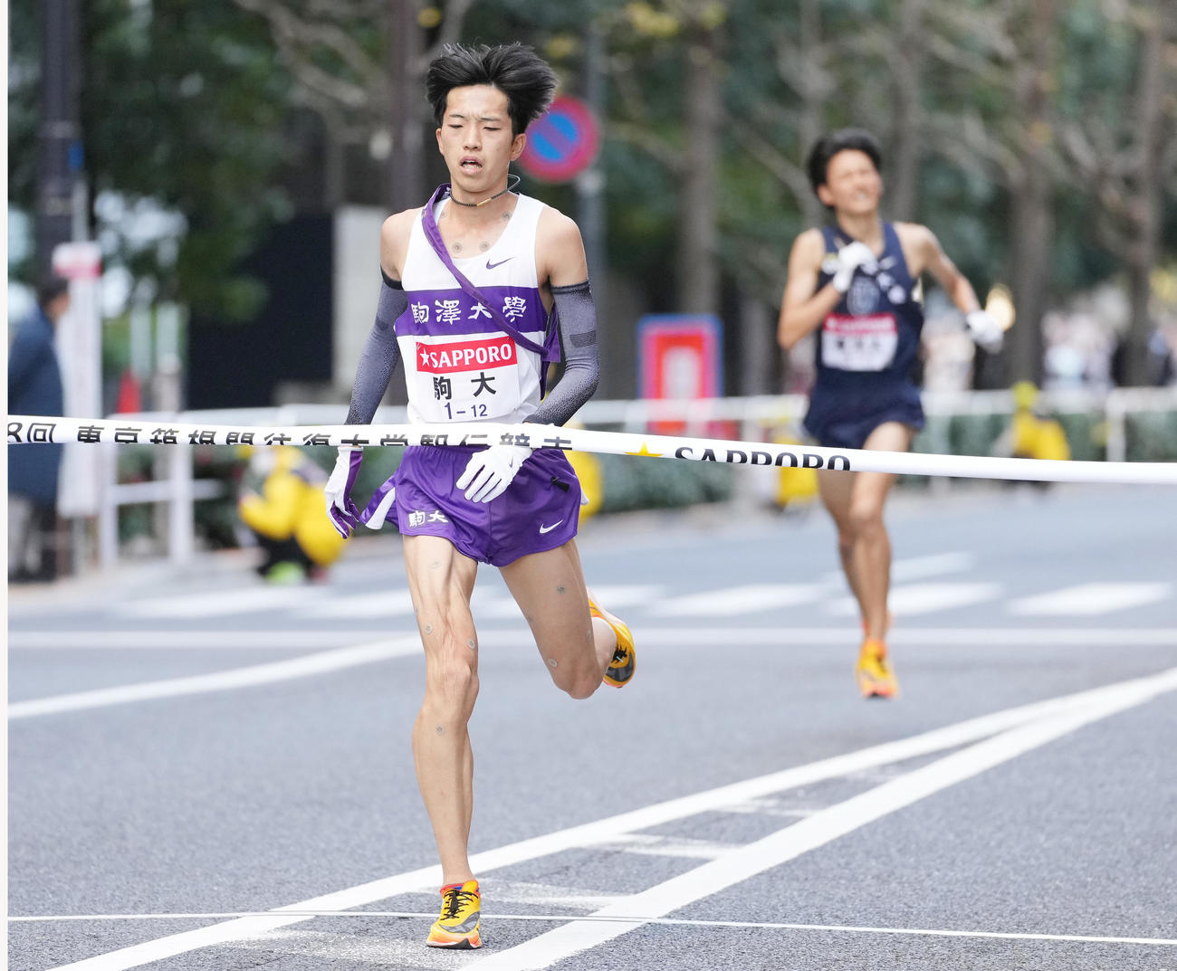 3位でゴールする駒大10区青柿響（左）。右は4位の東洋大10区清野（撮影・菅敏）