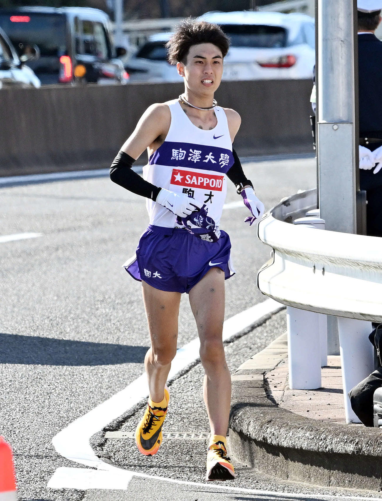 戸塚中継所に向かって走る駒大8区鈴木（撮影・滝沢徹郎）