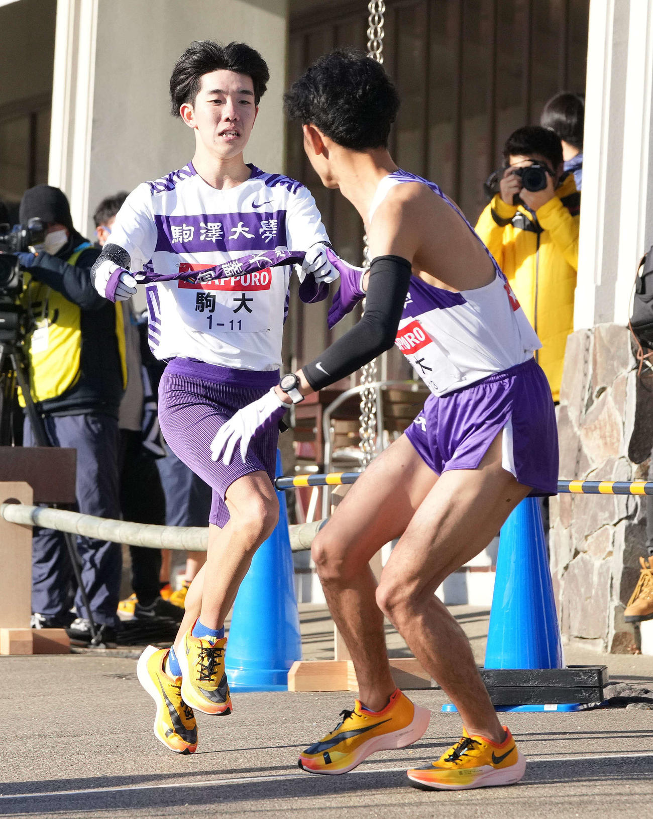 駒大6区佃（左）は小田原中継所で7区白鳥にたすきを渡す（撮影・鈴木みどり）