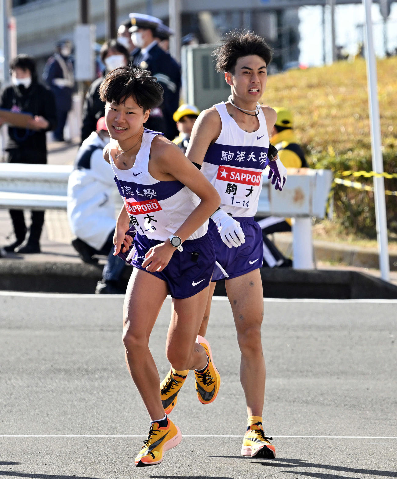 戸塚中継所で駒大8区鈴木（右）は9区山野にたすきを渡す（撮影・滝沢徹郎）