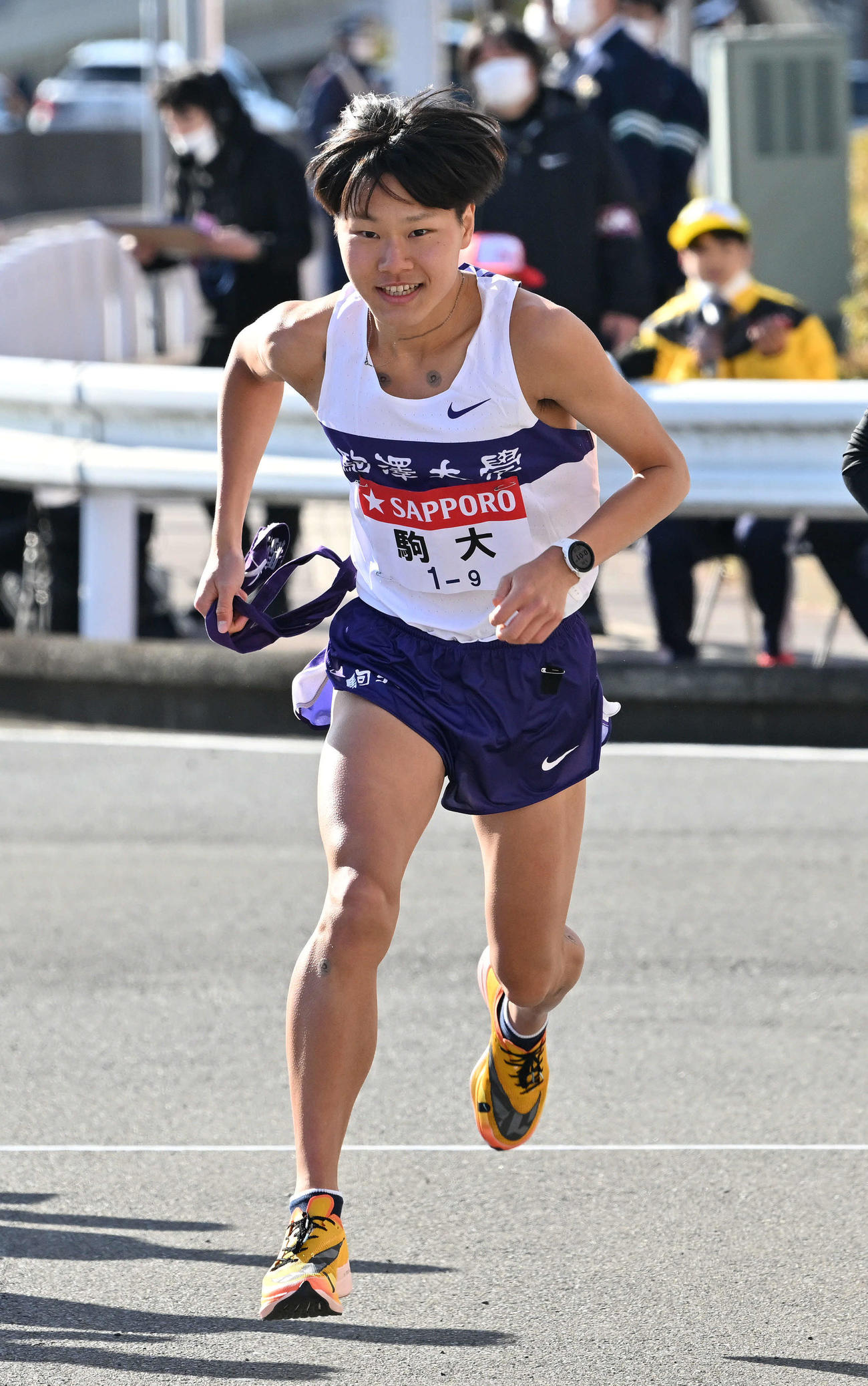 戸塚中継所でたすきを受け走り出す駒大9区山野（撮影・滝沢徹郎）