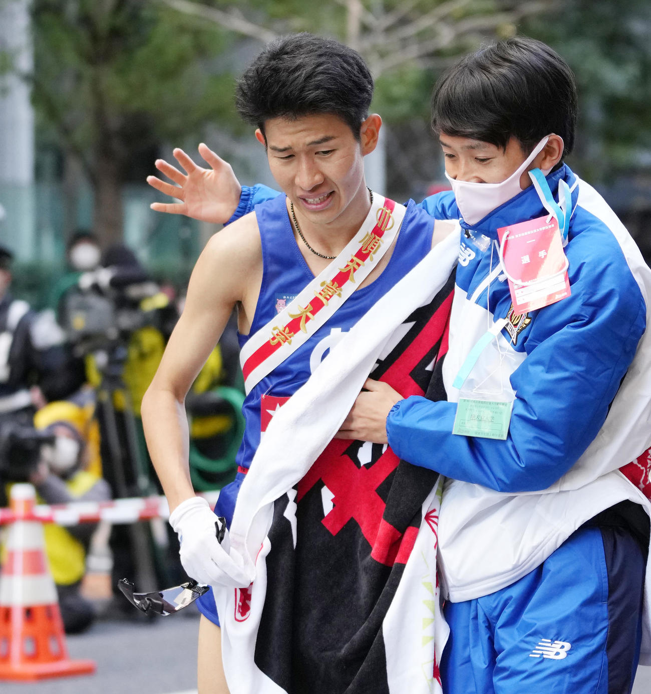 2位でゴールし、仲間に抱えられる順大10区近藤亮太（左）（撮影・菅敏）