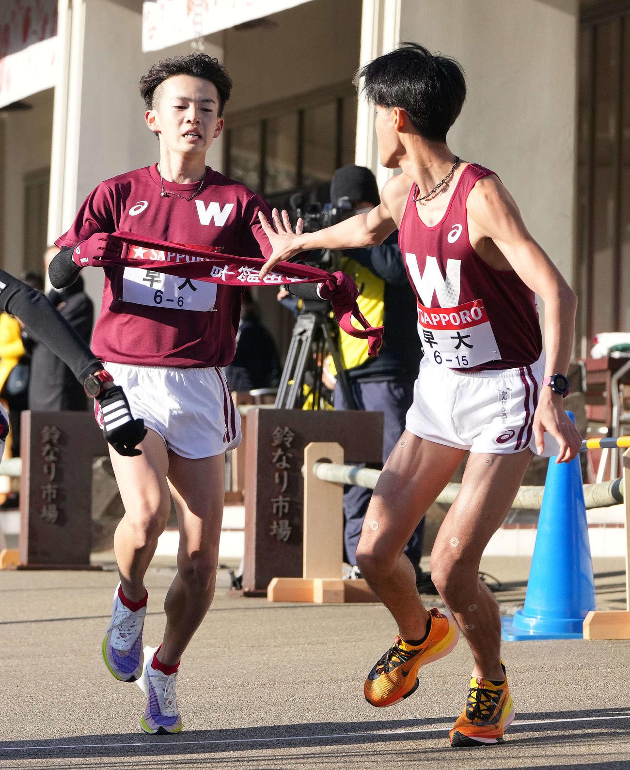 早大6区柳本（左）は小田原中継所で7区鈴木にたすきを渡す（撮影・鈴木みどり）