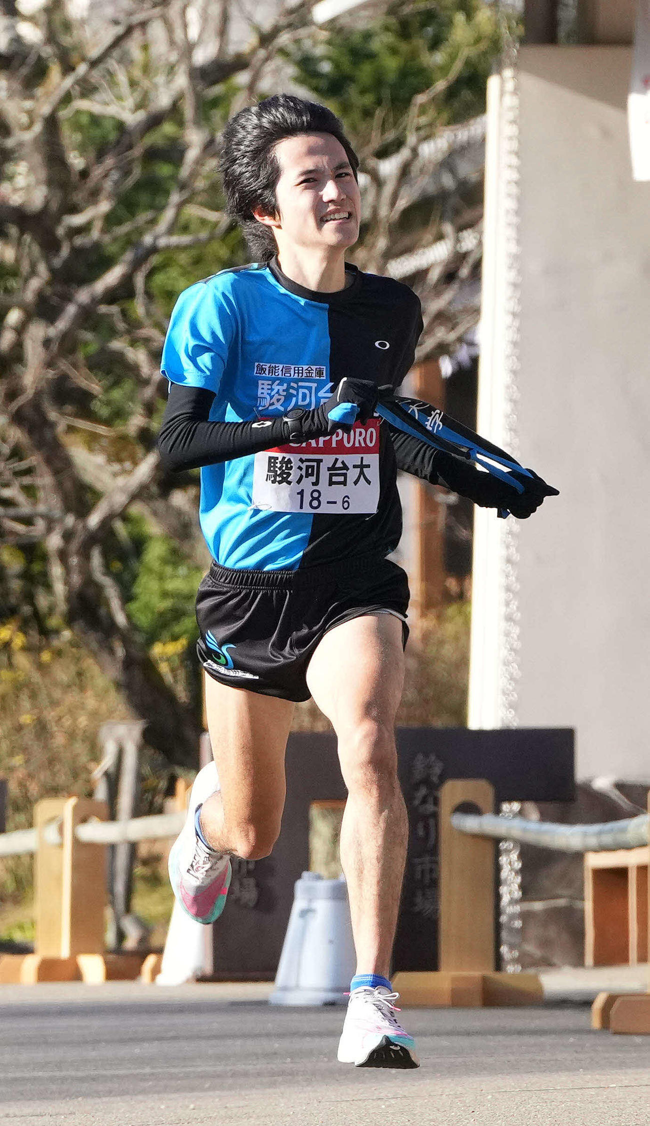 小田原中継所に到着した駿河台大6区小泉（撮影・鈴木みどり）
