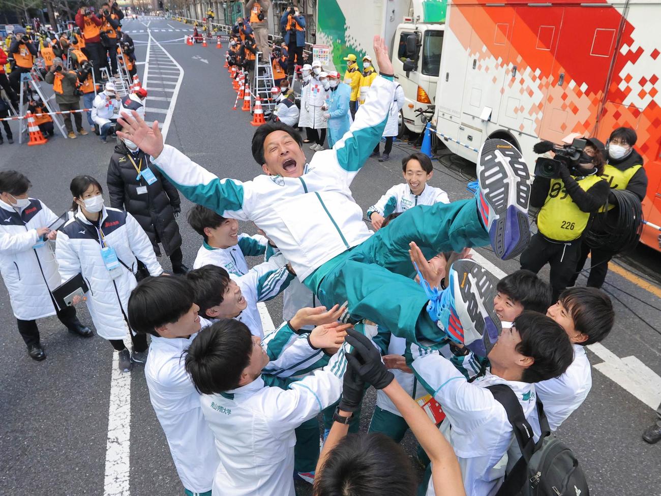 総合優勝を果たし笑顔で胴上げされる青学大の原監督（代表撮影）