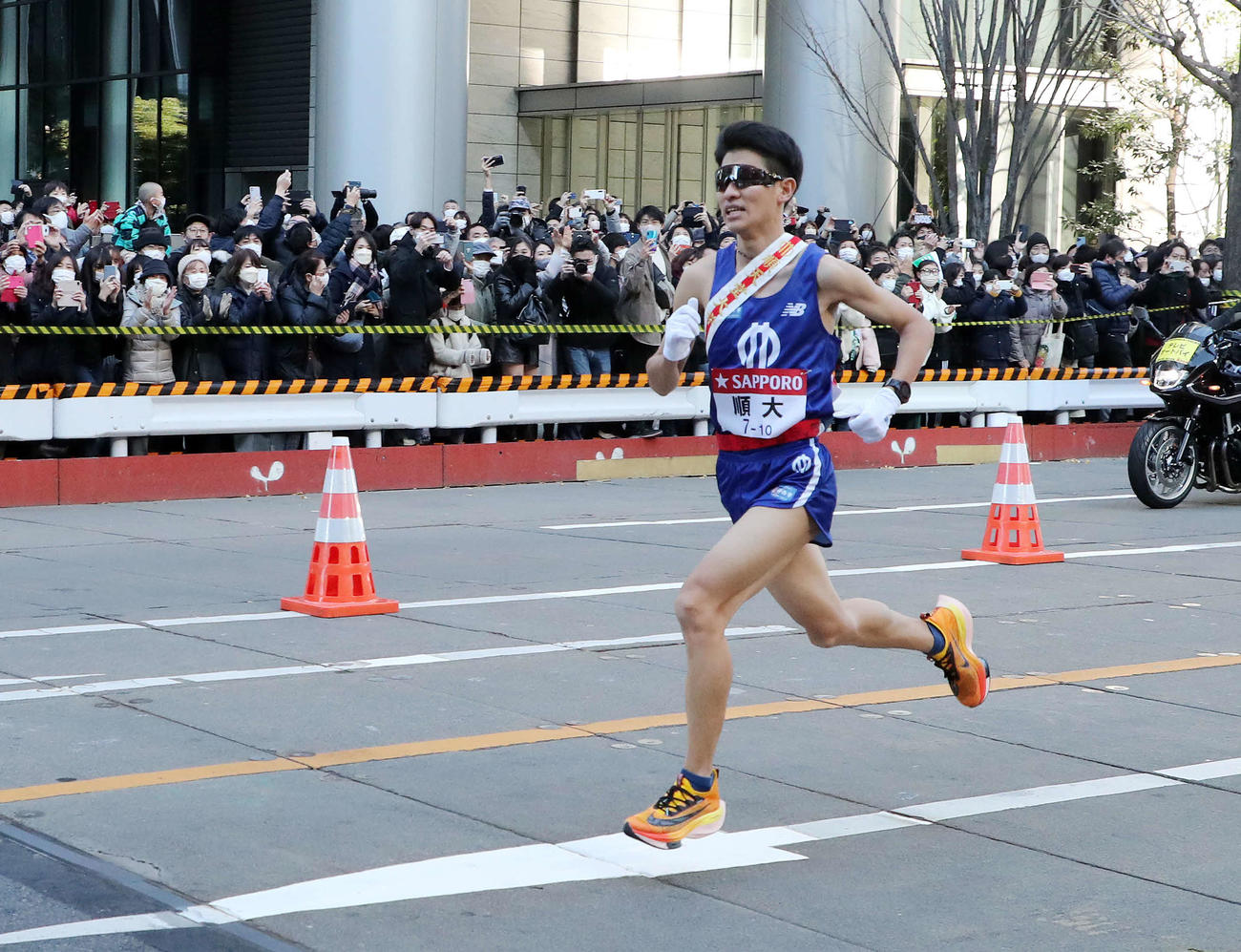 ゴールに向かう順大10区近藤（撮影・鈴木正人）