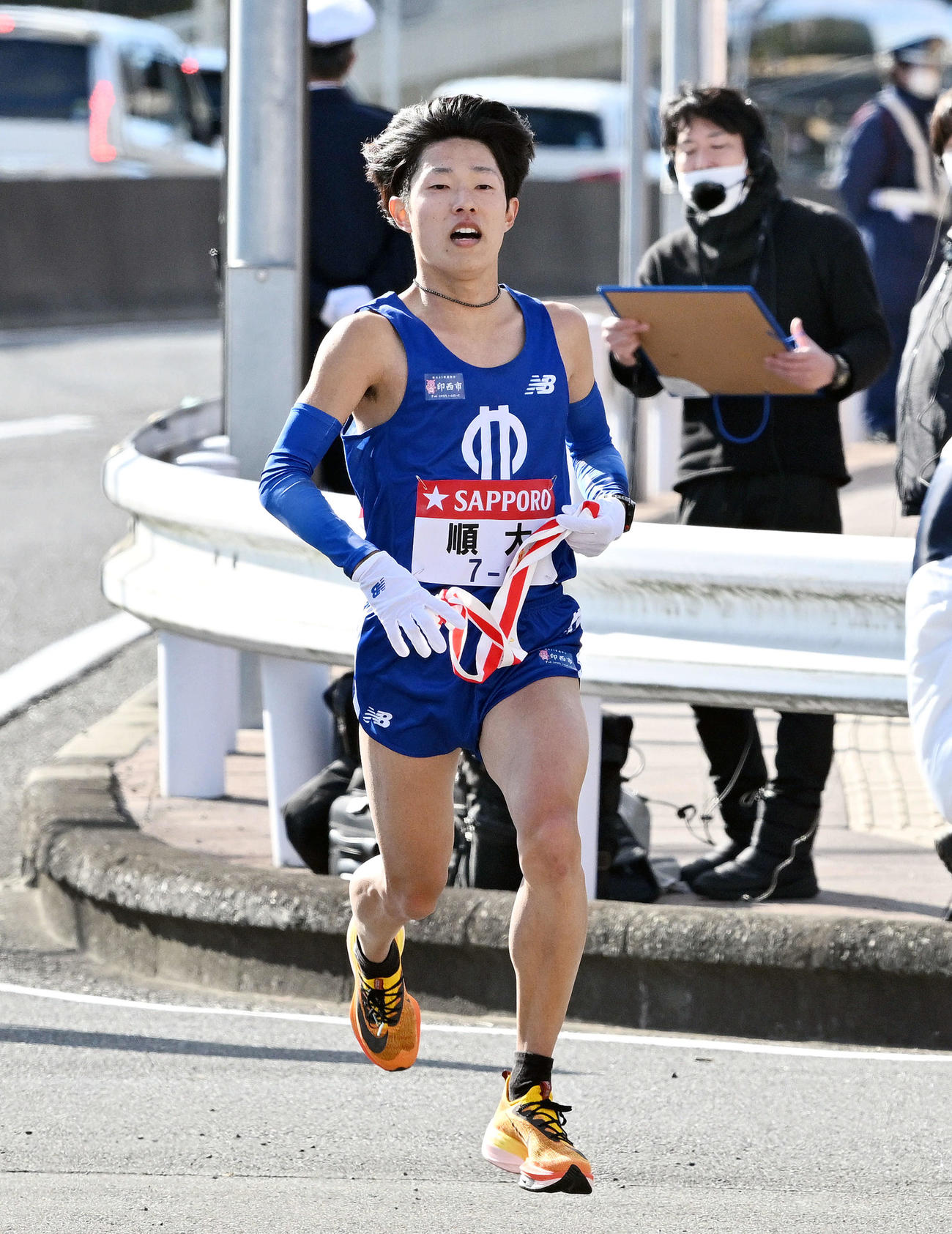 戸塚中継所に向かって走る順大8区津田（撮影・滝沢徹郎）