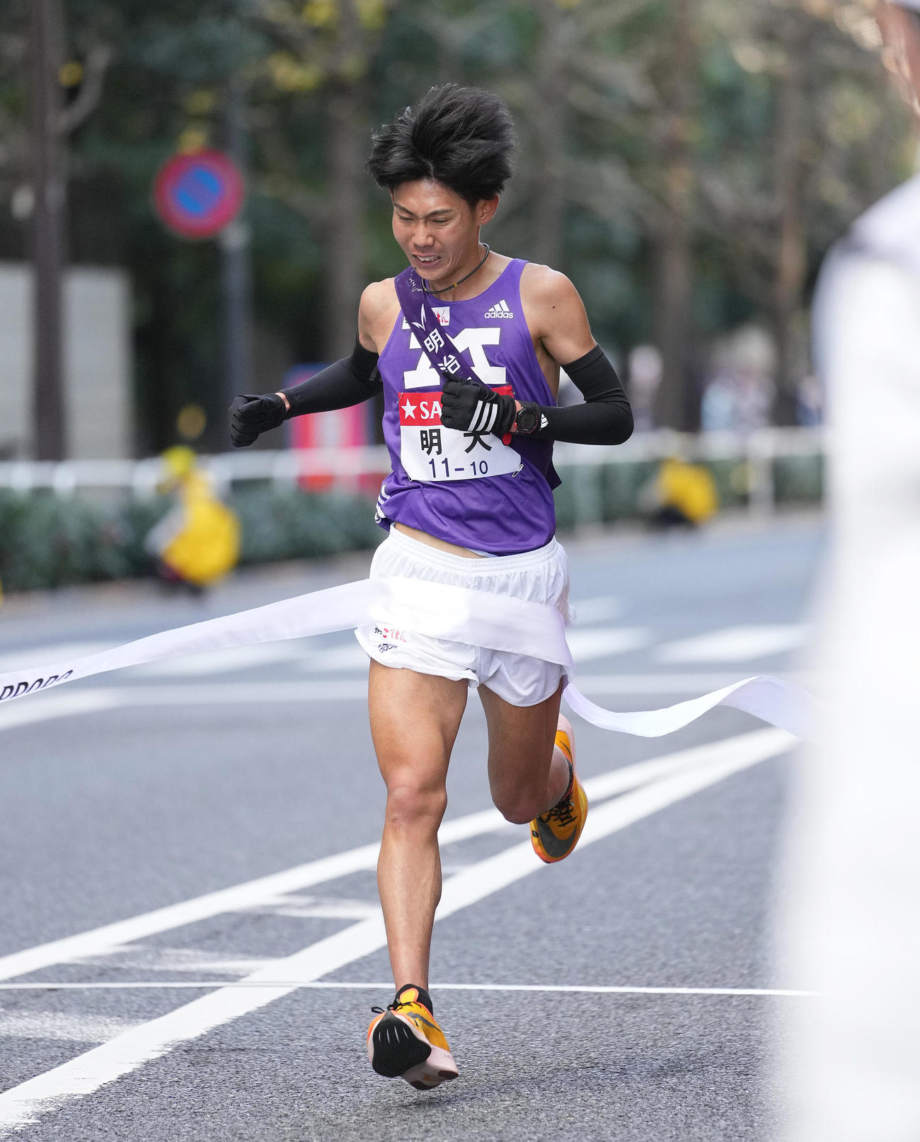 14位でゴールする明大10区橋本（撮影・菅敏）