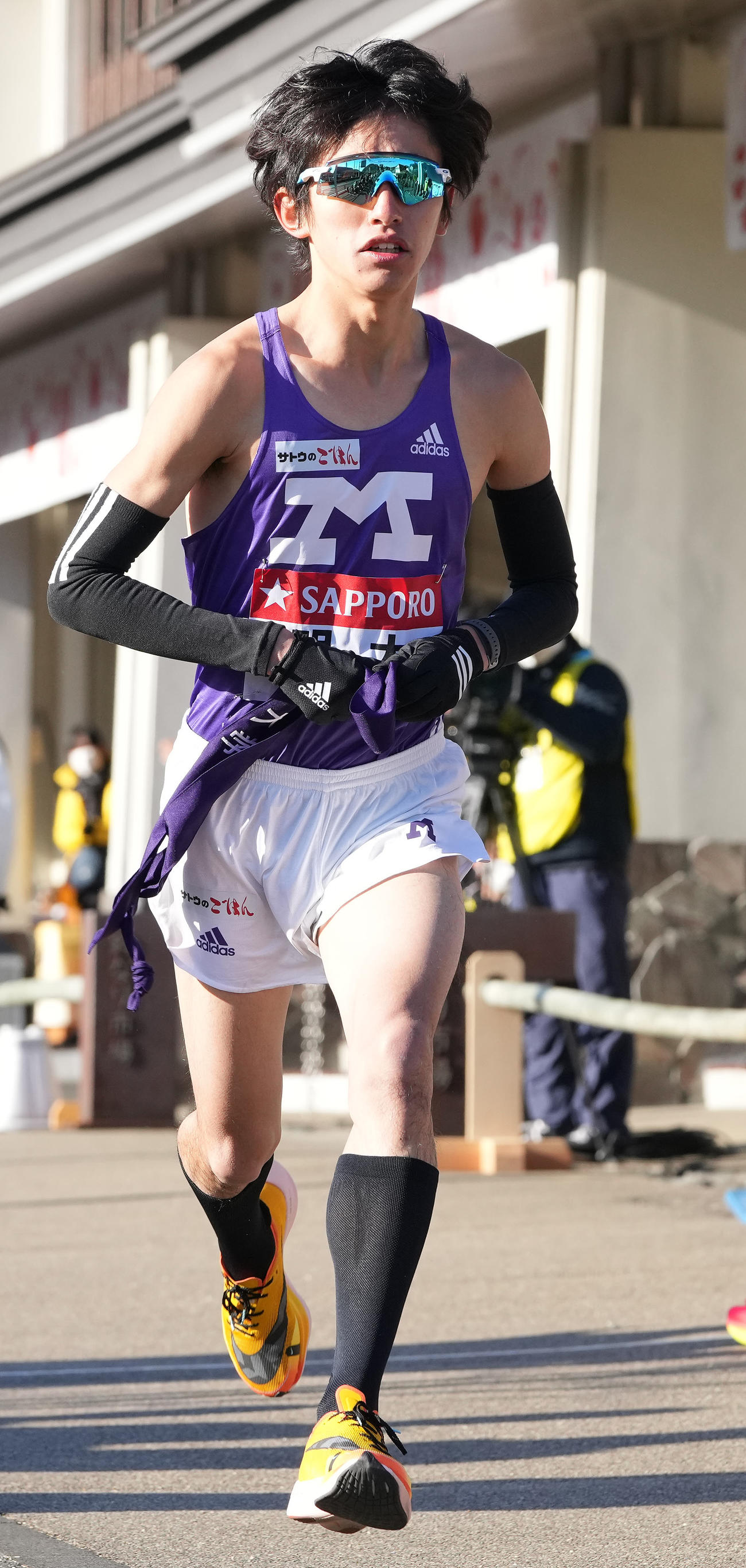 小田原中継所を出発する明大7区富田（撮影・鈴木みどり）