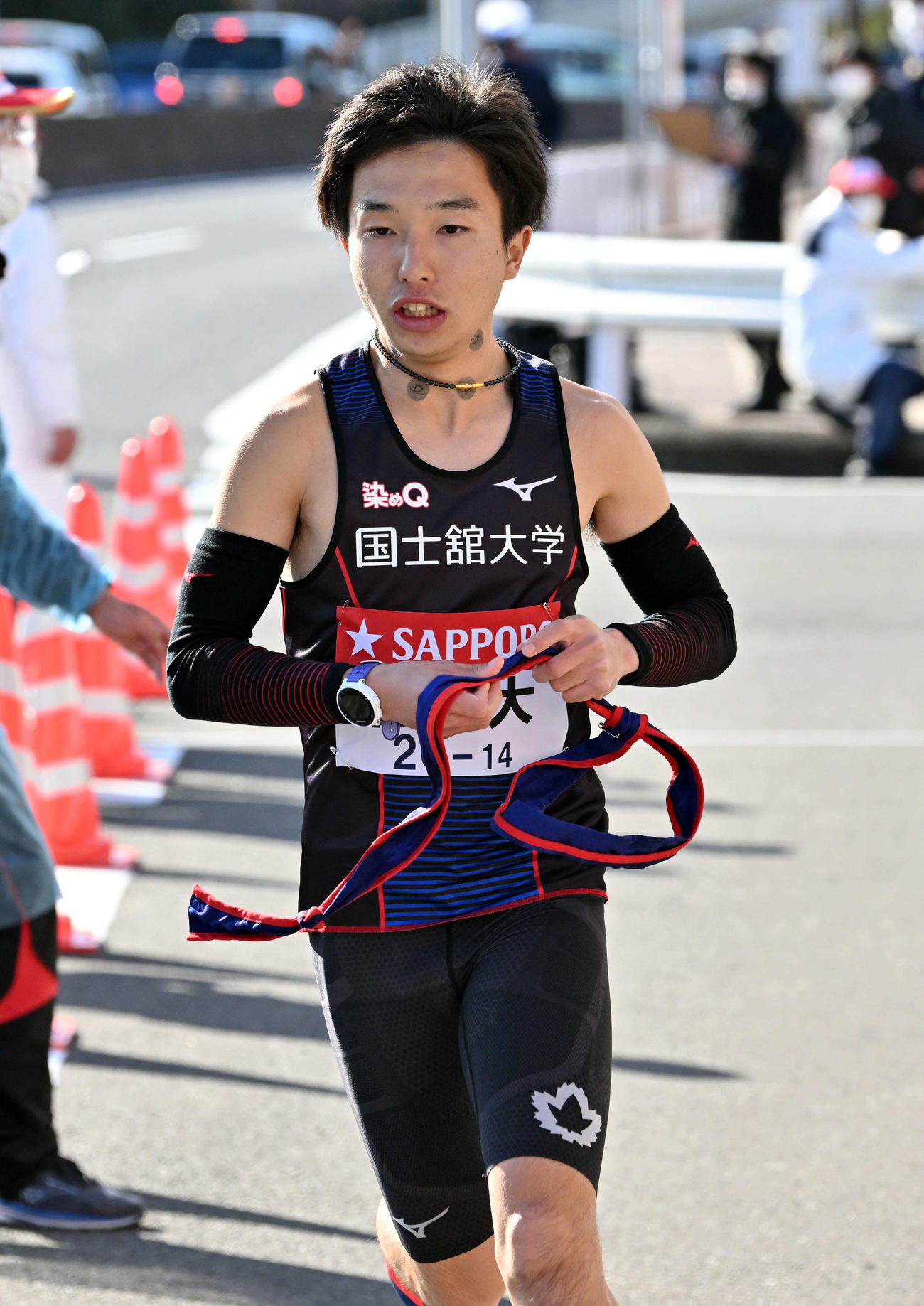 戸塚中継所でたすきを受け走り出す国士舘大9区綱島（撮影・滝沢徹郎）