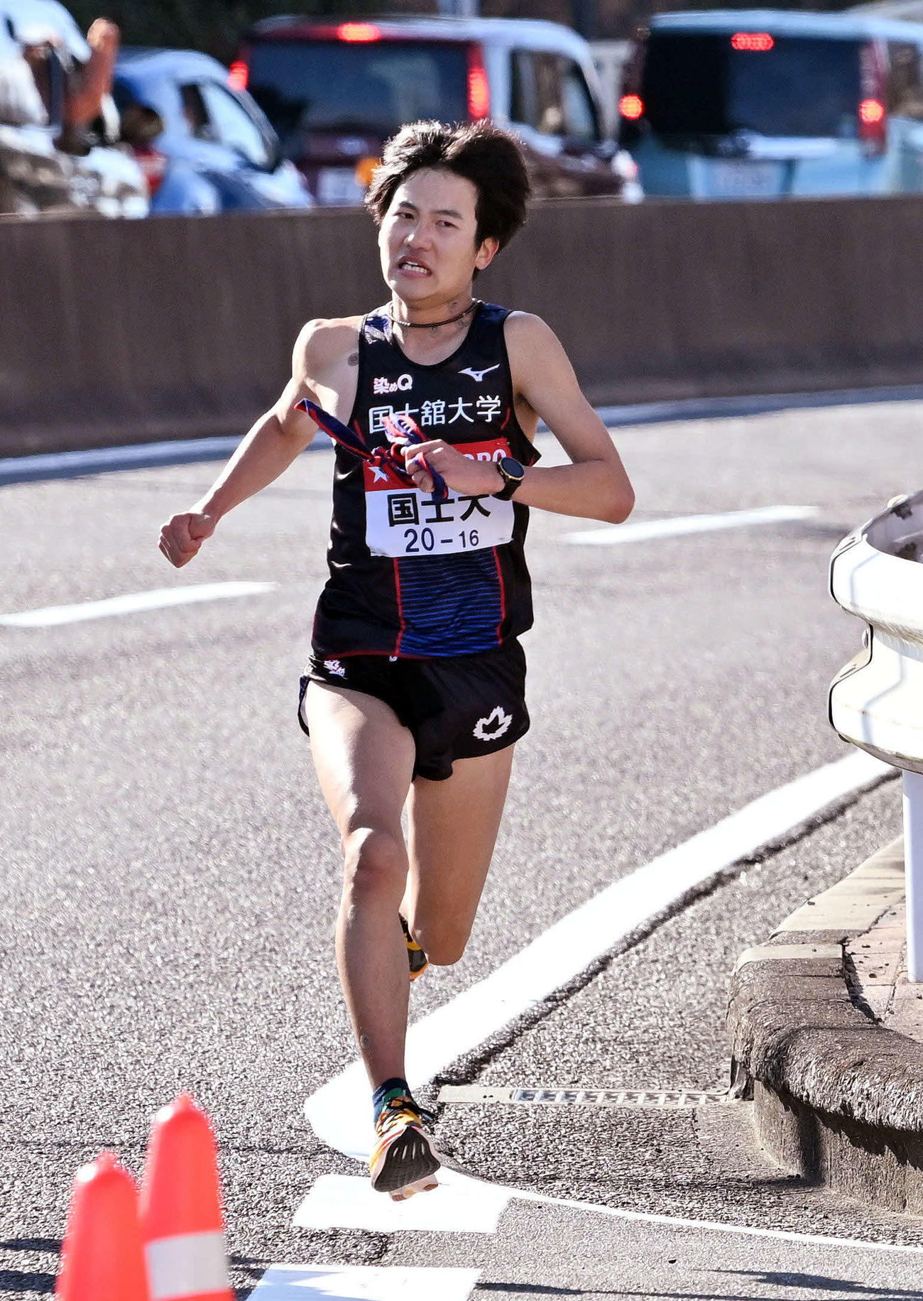 戸塚中継所で力走する国士舘大8区山本龍（撮影・滝沢徹郎）