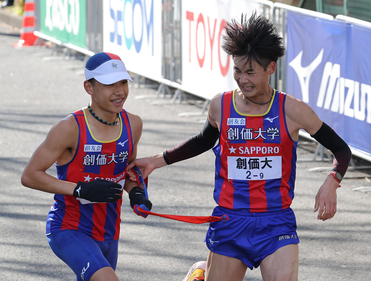 鶴見中継所、たすきをつなぐ創価大9区中武（右）と10区松田（撮影・河野匠）