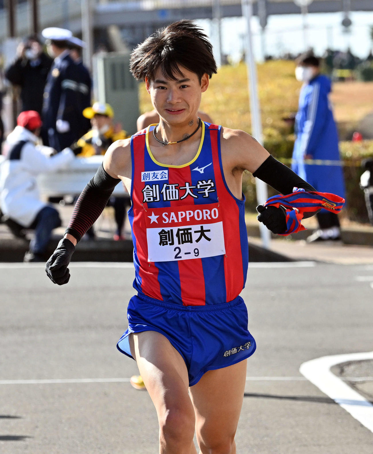 戸塚中継所でたすきを受け走り出す創価大9区中武（撮影・滝沢徹郎）