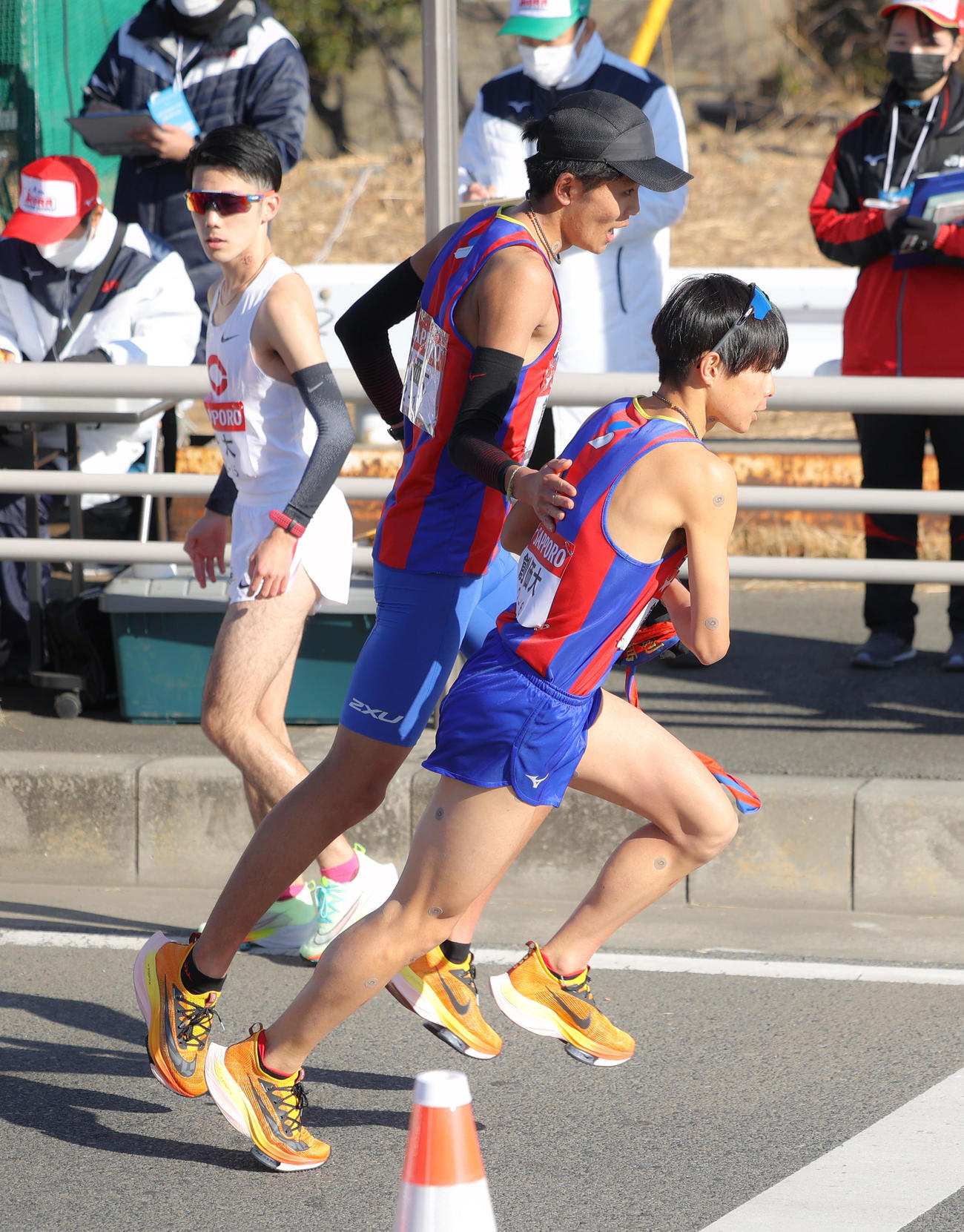 平塚中継所を5位でタスキリレーする創価大7区新家（左）と8区吉田（撮影・河田真司）