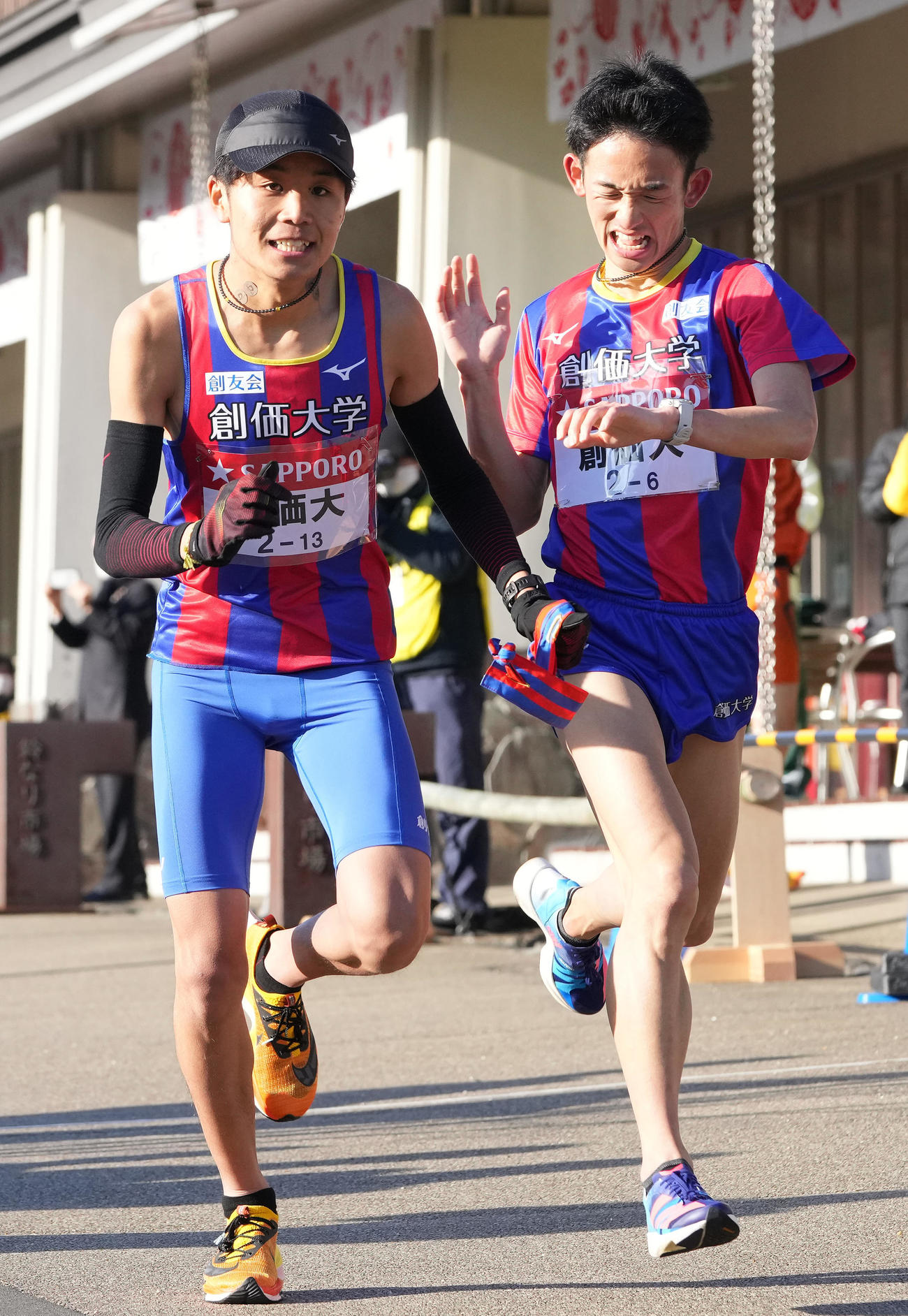 創価大6区浜野（右）は小田原中継所で7区新家にたすきを渡す（撮影・鈴木みどり）