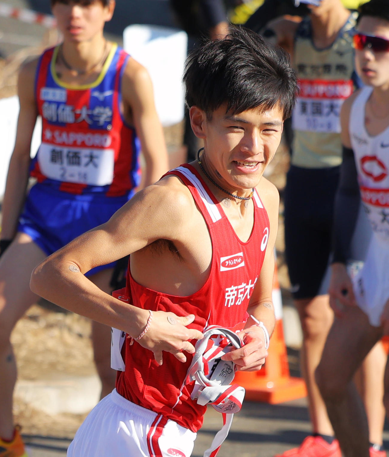 平塚中継所をスタートする帝京大8区橋本（撮影・河田真司）