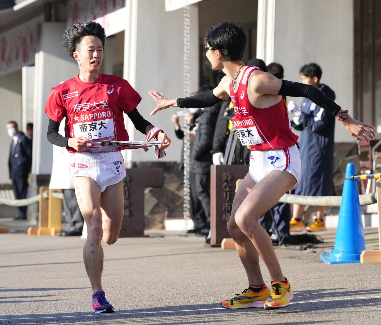 帝京大6区北野（左）は小田原中継所で7区福島にたすきを渡す（撮影・鈴木みどり）