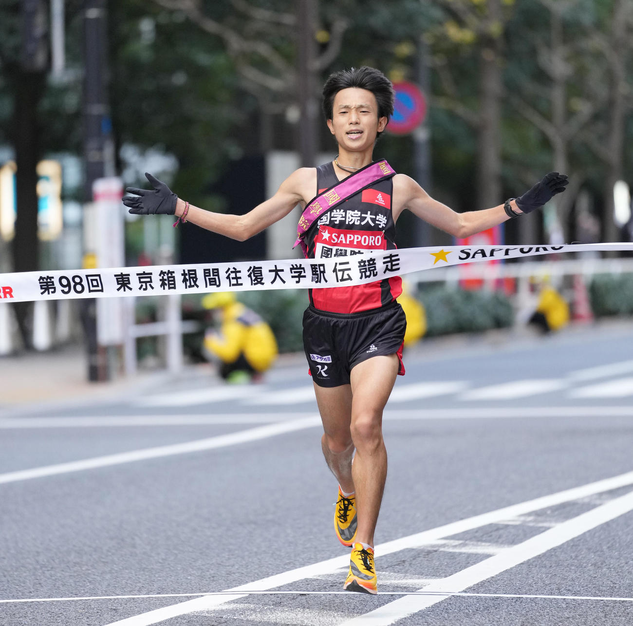 8位でゴールする国学院大10区相沢（撮影・菅敏）