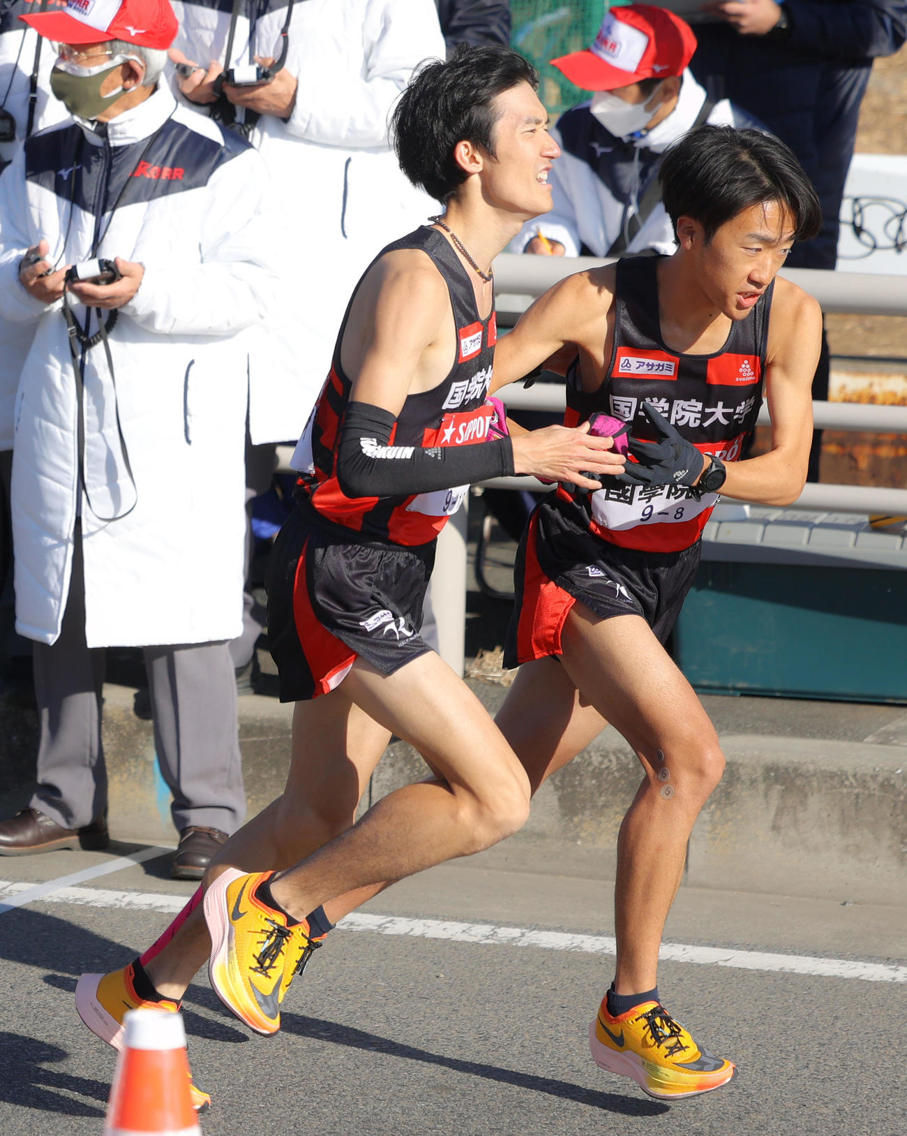 平塚中継所を10位でタスキリレーする国学院大7区木村（左）と8区石川（撮影・河田真司）
