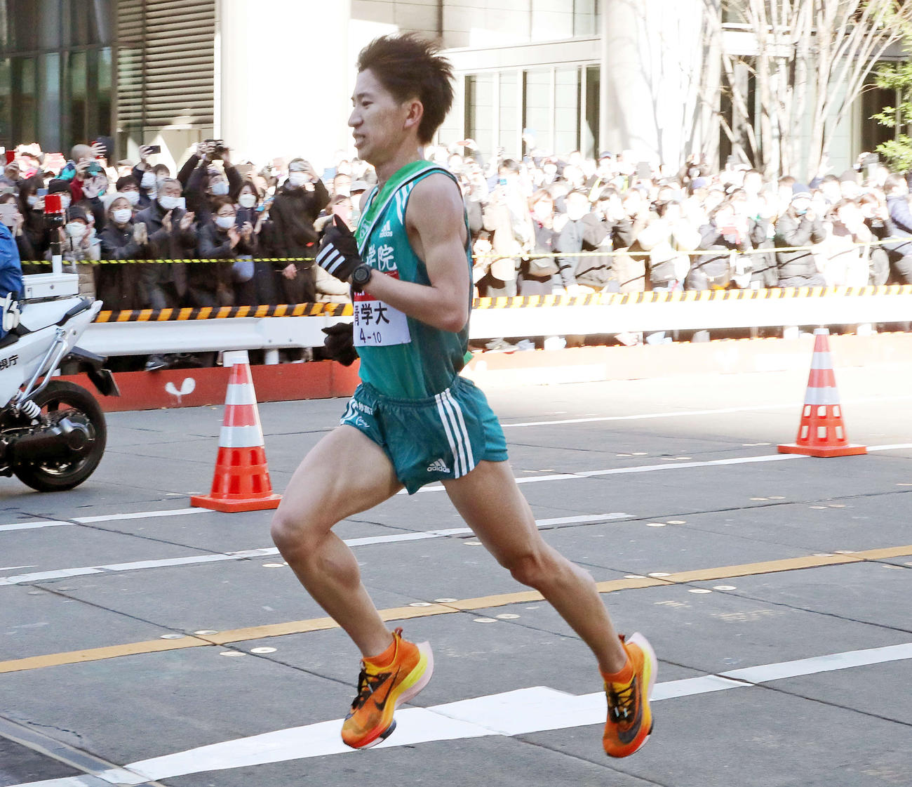 ナイキの厚底シューズを履き切りそうする青学大10区中倉（撮影・鈴木正人）