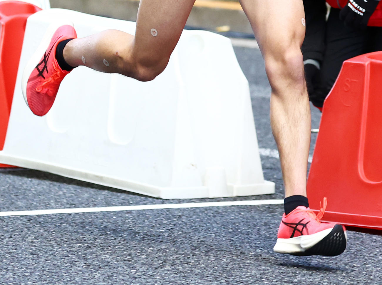 アシックスの厚底シューズ（撮影・垰建太）