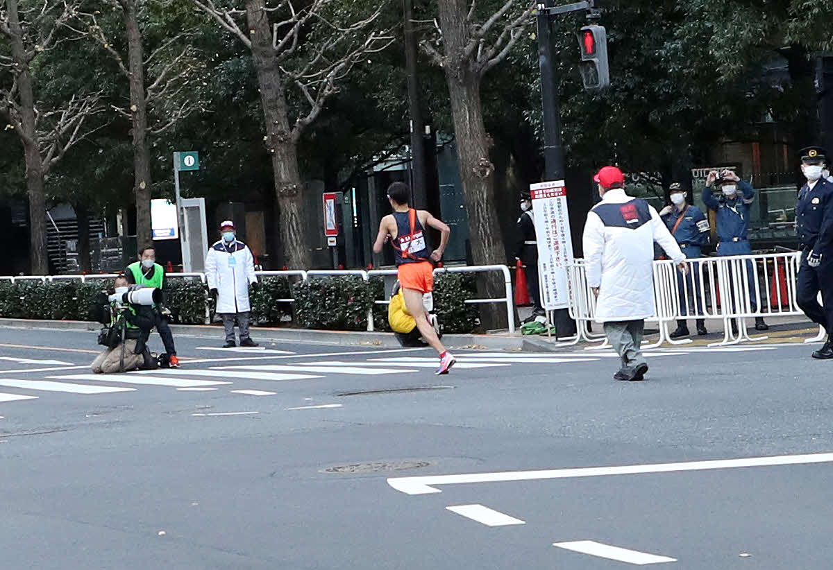 ゴール前のコースを間違え、戻る法大10区川上（中央）（撮影・鈴木正人）